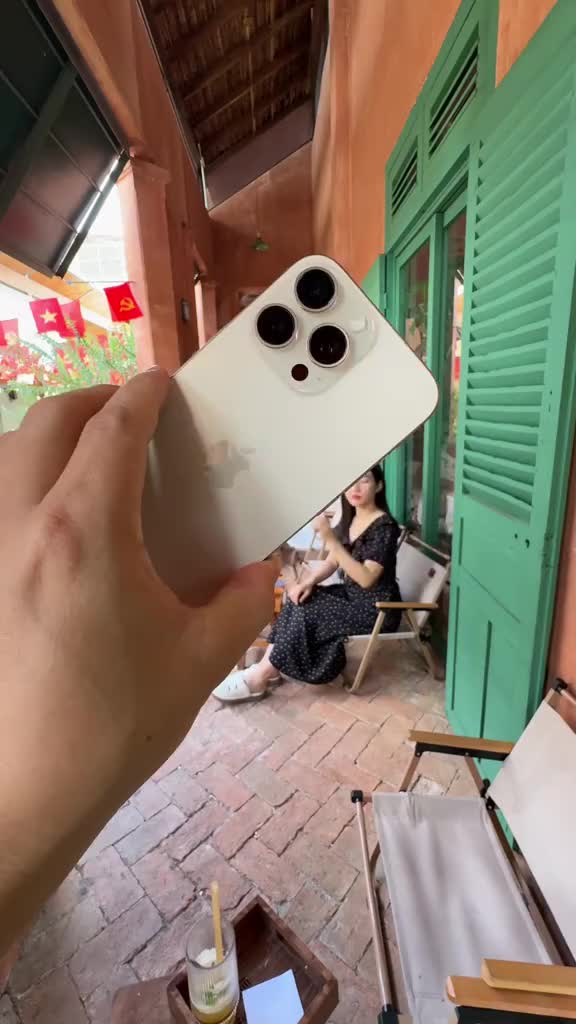 Chụp ảnh sống ảo cho bạn gái ở cafe Sân Ga #iphone #iphone16promax #apple #portraitphotography #portrait