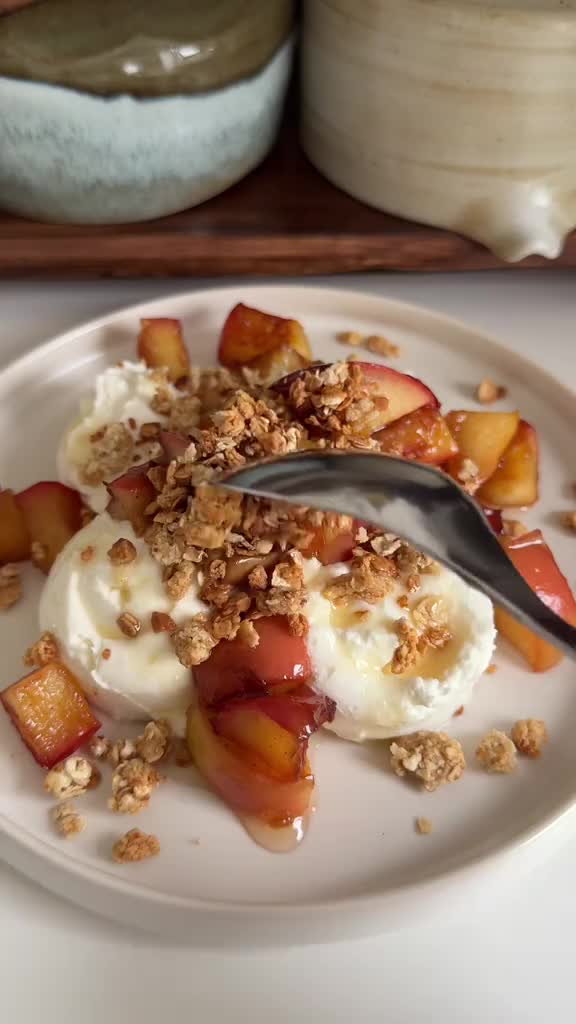 apple crumble yogurt bowl 🧡 | what you’ll need: homemade granola: (batched made some and stored it in an airtight jar)
