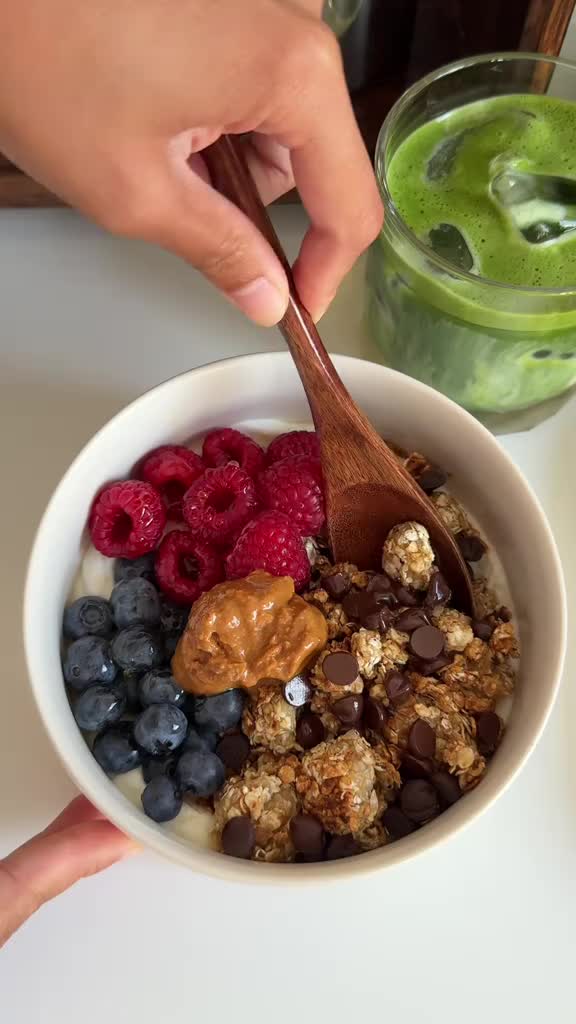 banana granola & berry yogurt bowl 🫐✨ what you’ll need: banana oats chocolate chips honey yogurt blueberries raspberr