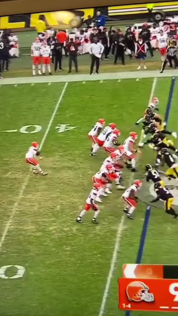 Shedeur Sanders not starting for the Cleveland Browns is confusing after Dillon Gabriel struggled against the Steelers #