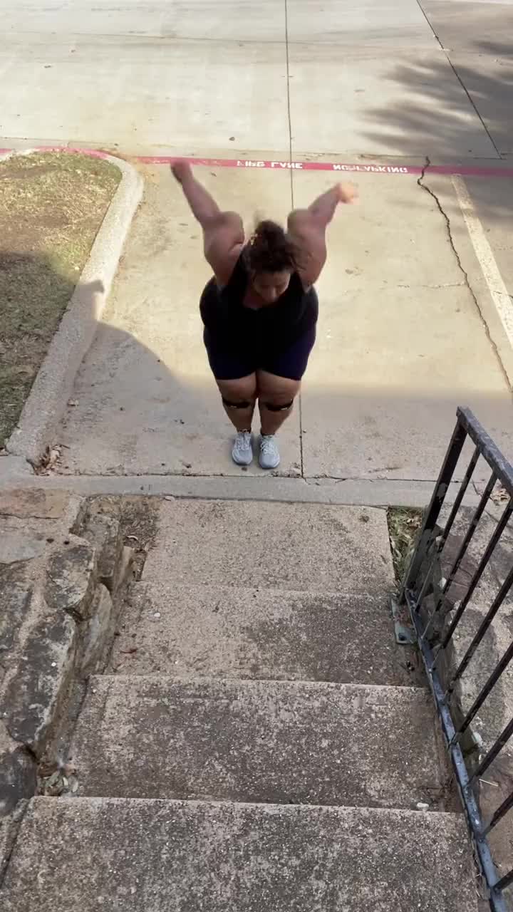 Still struggling with leading with my one foot #fitnessjourney #fitnessinspo #fitnessmotivaton #nonscalevictory #jumping