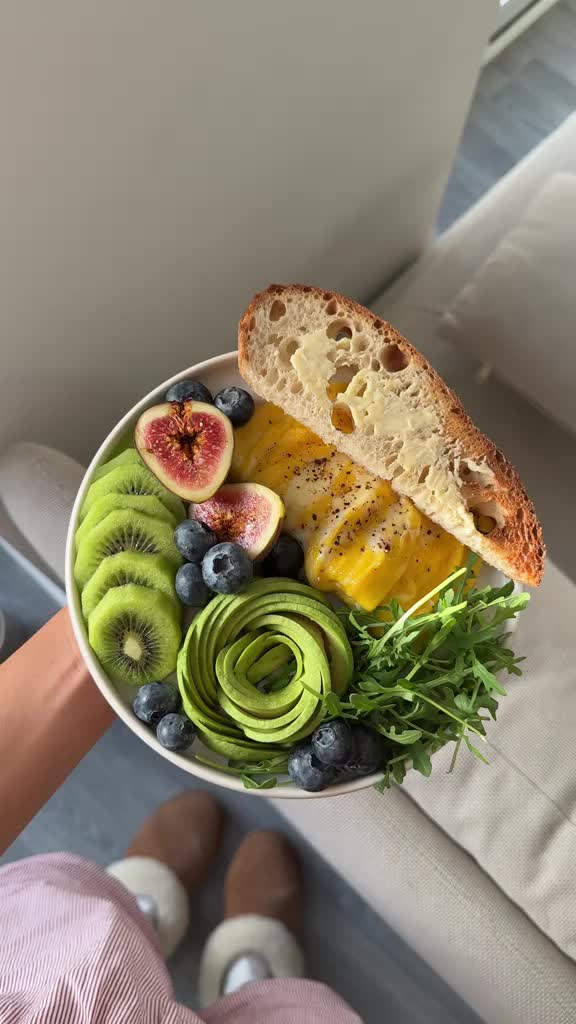 make a pretty breakfast with me! 💛 what you need: 1/2 avocado, 2 eggs, rocket, kiwi, figs, blueberries, sourdough bread