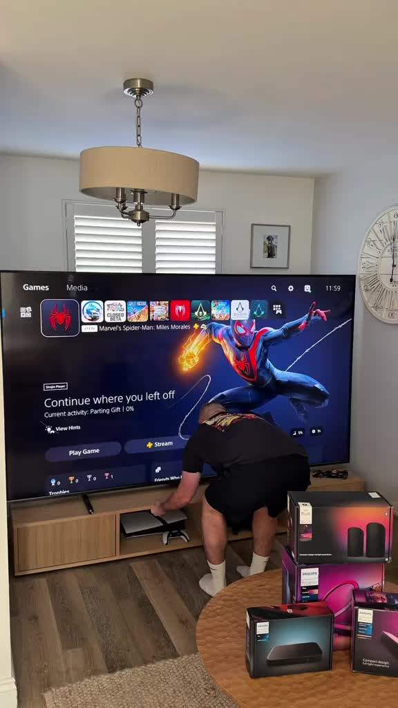 I upgraded my TV setup with lights that sync 🔥 💡  @Philips Hue sent me some goodies to level up my TV setup 💪🏼  I’ve