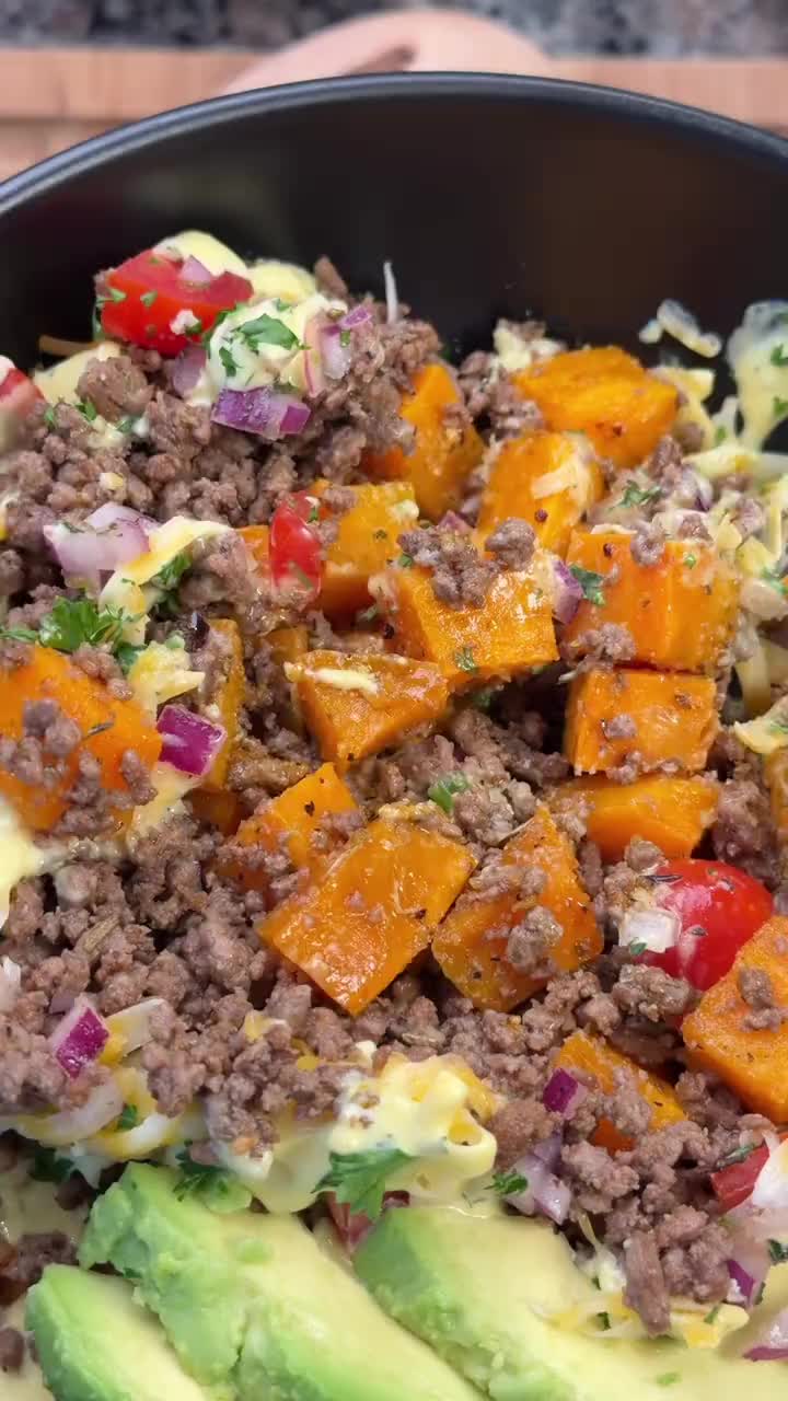 No one — I mean NO ONE — can resist this sweet potato bowl. 😮🔥🍠🔥 Cut and cube your sweet potatoes. Season with garl