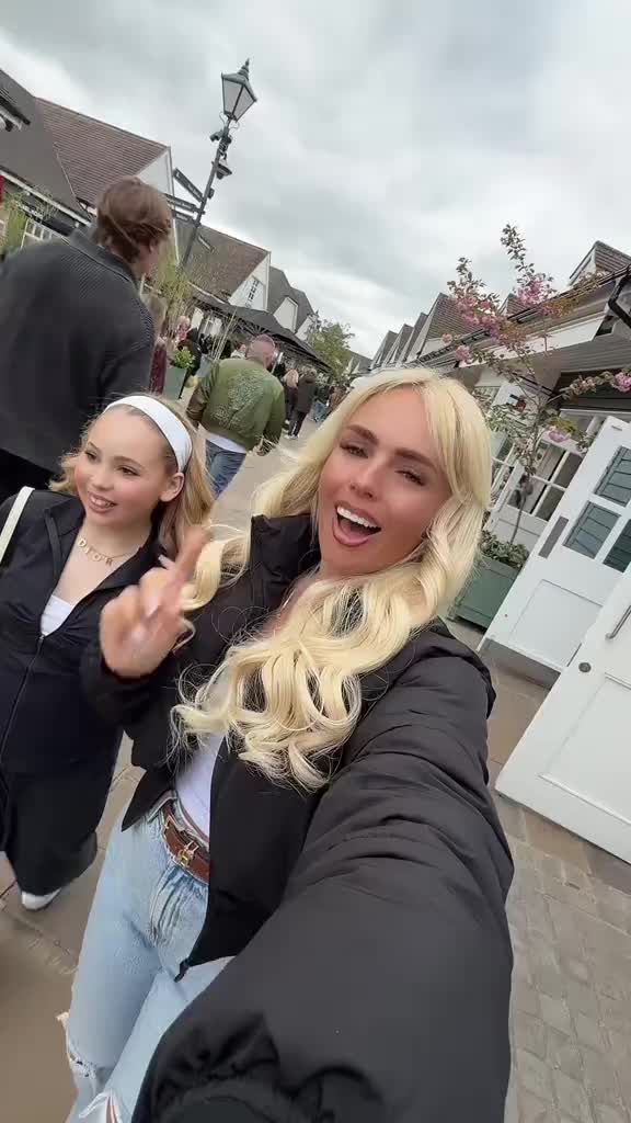 Come with me to Bicester Village, to try the viral Hailey Bieber smoothie … 🌸🦋✨💖🫧 @Tease @Bicester Village @ThePo