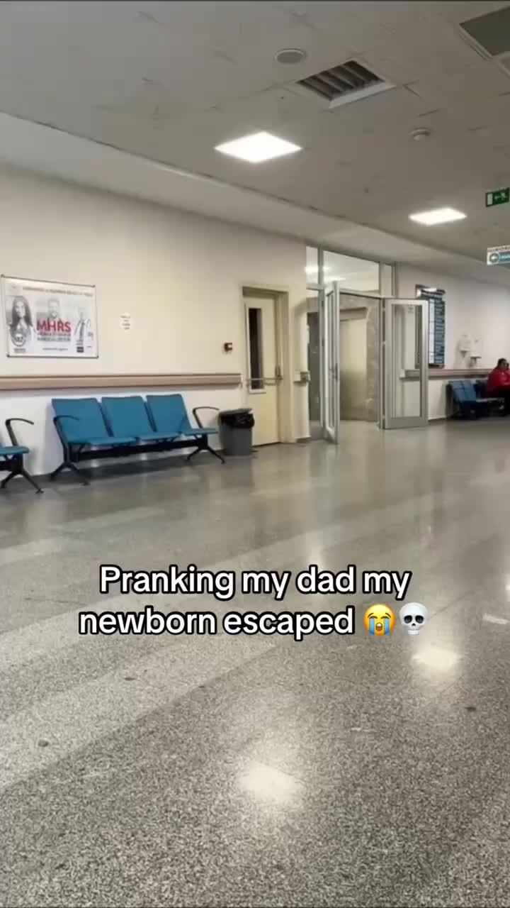 Hes useless 😭 #textstory #textprank #prankvideo #aiprank