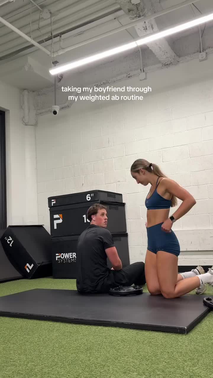 Since y’all loved the last video of me putting my boyfriend through this weighted ab routine, here’s us doing it again😌
