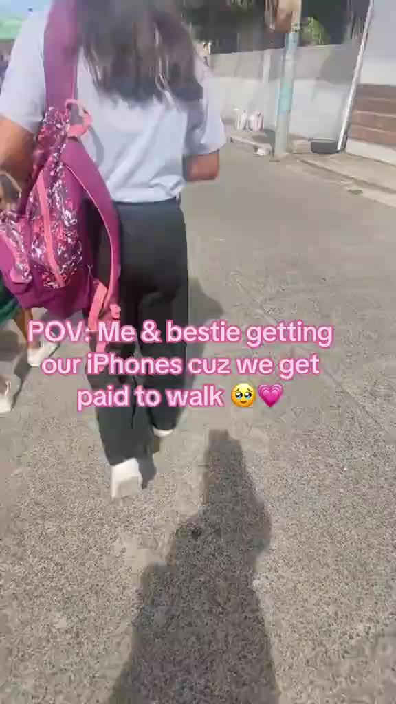 We walking smarter 🤭💗 #iphone18 #iphone #fyp