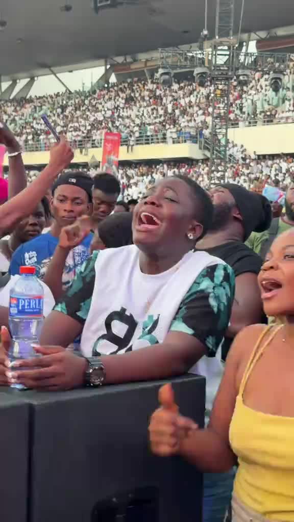 A deeply emotional moment at Shatta Fest she sang Street Crown through her tears,proving how powerful the song and Shatt